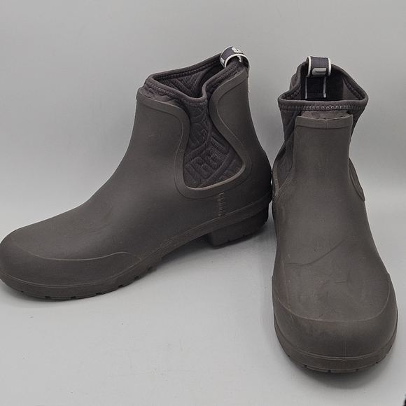 UGG Women's 9 Chevonne Rain/Snow Boot w/ Sheepskin Insoles in Charcoal - Picture 13 of 14